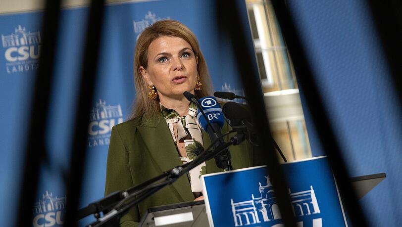 Die Pflegebevollmächtigte Katrin Staffler meint, "mit Klein-Klein" komme man angesichts der Pflege-Herausforderungen nicht weiter. (Archivbild) Die Pflegebevollmächtigte Katrin Staffler meint, "mit Klein-Klein" komme man angesichts der Pflege-Herausforderungen nicht weiter. (Archivbild)