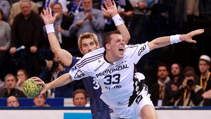 THW-Handballer Dominik Klein (weißes Trikot) denkt auch an die Zeit nach seiner Handball-Karriere. THW-Handballer Dominik Klein (weißes Trikot) denkt auch an die Zeit nach seiner Handball-Karriere.