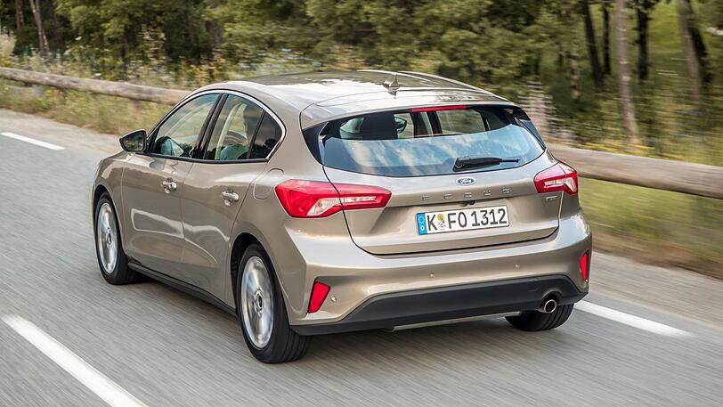 Der Modellname Focus ist jetzt in Großbuchstaben unter der Ford-"Pflaume" angebracht.