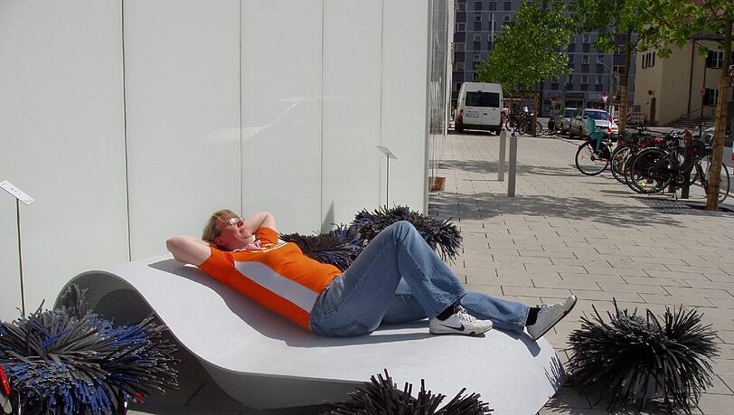 Überraschende An- und Einsichten plus ungewöhnliche Sitzgelegenheiten gibt es für Passanten und Touristen in Pasing. Überraschende An- und Einsichten plus ungewöhnliche Sitzgelegenheiten gibt es für Passanten und Touristen in Pasing.