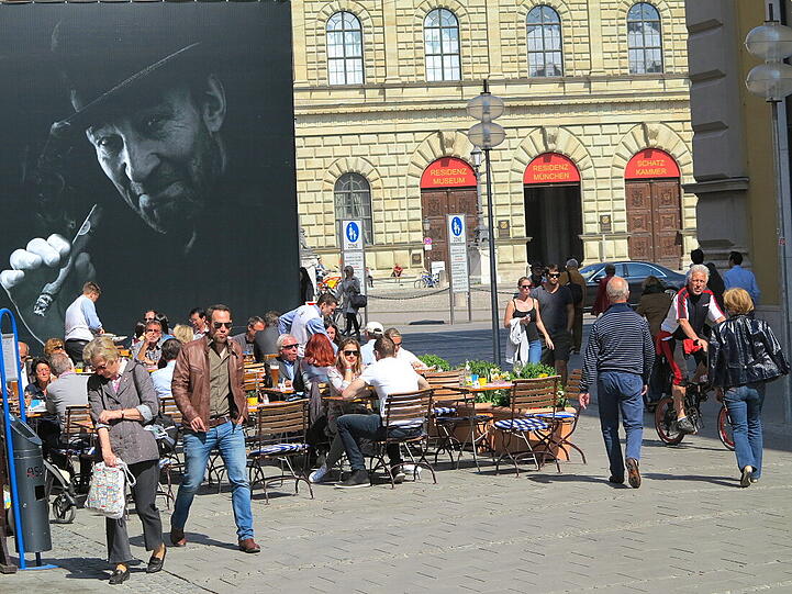 Bei schönstem Wetter habe ich ein paar Baustellen im Zentrum gesehen und kreativ fotografiert. Viele Besucher genießen ein Sonnenbad und machen eine Essenpause am Max-Joseph-Platz. Die Tauben, die auf den ersten Blick verletzt oder krank ausschauen, aalen sich eigentlich in der Sonne.