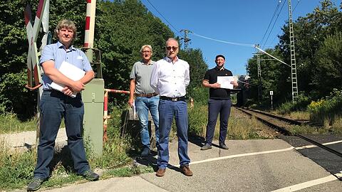 Dass die Bahntrasse zweispurig werden soll, gefälltden Anwohnern und Andreas Schuster (SPD, r.) nicht