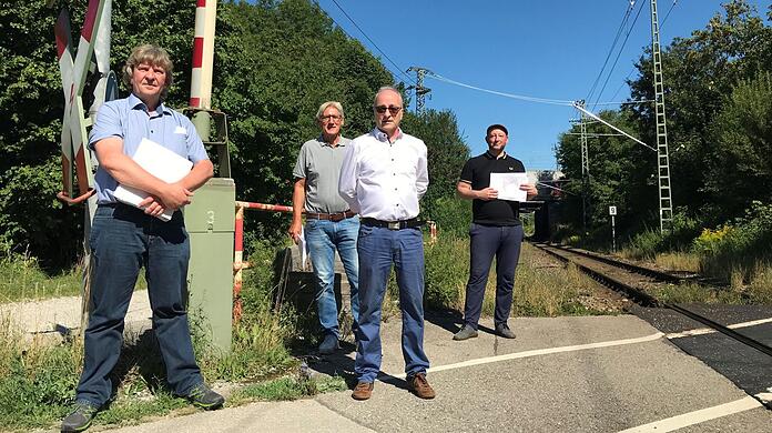 Dass die Bahntrasse zweispurig werden soll, gefälltden Anwohnern und Andreas Schuster (SPD, r.) nicht