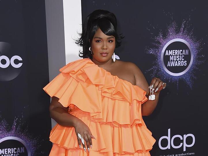 Lizzo mit der vielleicht kleinsten Handtasche der Welt.