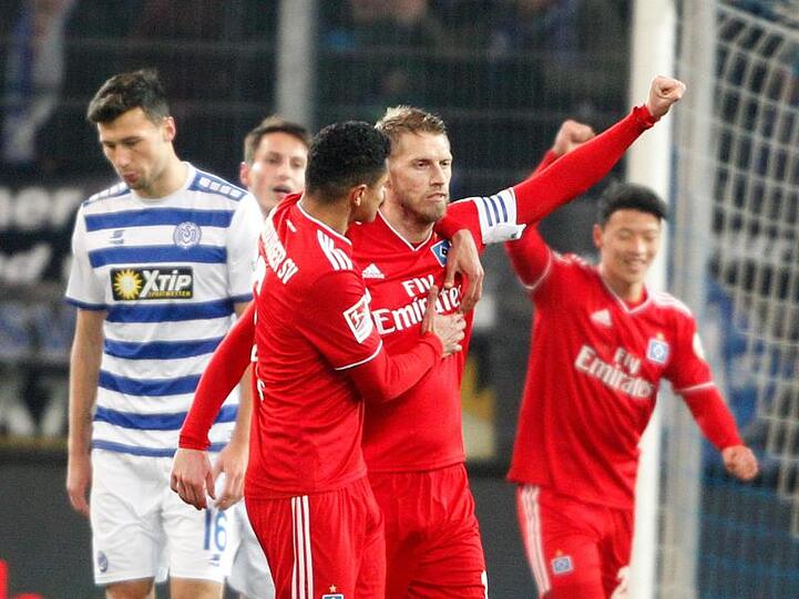 HSV-Akteur Aaron Hunt (M) seinen Treffer zum 2:1 in Duisburg.