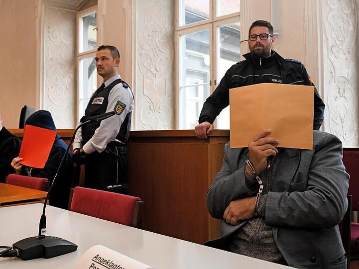 Der Angeklagte sitzt mit gefesselten Händen auf der Anklagebank. Foto: Stefan Puchner/dpa