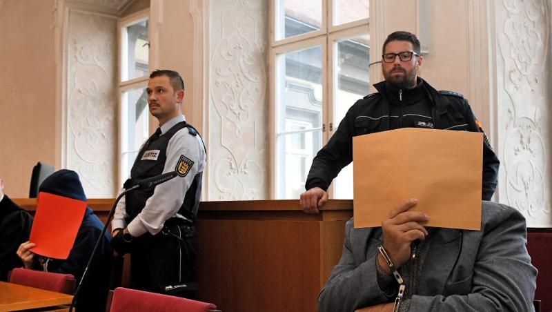 Der Angeklagte sitzt mit gefesselten Händen auf der Anklagebank. Foto: Stefan Puchner/dpa Der Angeklagte sitzt mit gefesselten Händen auf der Anklagebank. Foto: Stefan Puchner/dpa