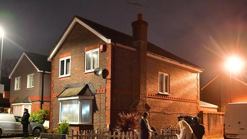 In Crawley stehen Polizisten und Medinvertreter vor einem Haus, das im Zusammenhang mit dem Drohnenzwischenfall durchsucht wurde. In Crawley stehen Polizisten und Medinvertreter vor einem Haus, das im Zusammenhang mit dem Drohnenzwischenfall durchsucht wurde.