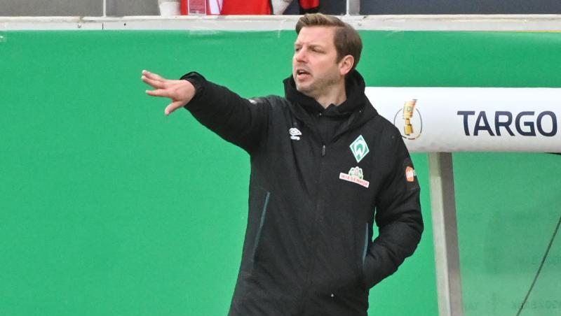 Bremens Trainer Florian Kohfeldt gibt Anweisungen während des Spiels.