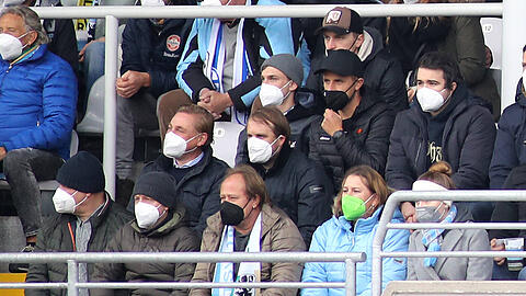 Mittlere Reihe: Markus Fauser und Daniel Bierofka auf der Tribüne beim Löwen-Heimspiel gegen Duisburg.