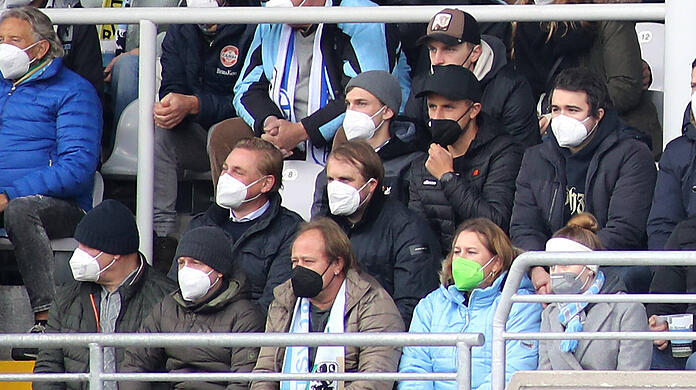 Mittlere Reihe: Markus Fauser und Daniel Bierofka auf der Tribüne beim Löwen-Heimspiel gegen Duisburg.