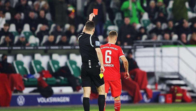 Gelb-Rote Premiere: Im Spiel gegen Wolfsburg wird Joshua Kimmich zum ersten Mal in seiner Karriere vom Platz gestellt.