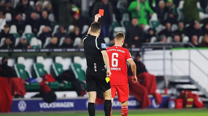 Gelb-Rote Premiere: Im Spiel gegen Wolfsburg wird Joshua Kimmich zum ersten Mal in seiner Karriere vom Platz gestellt.
