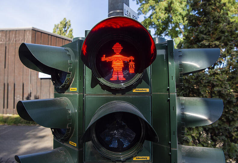 Eine Fußgängerampel in Duisburg zeigt einen Bergmann mit Helm auf dem Kopf und einer Lampe in der Hand. Dies soll an die Geschichte des Bergbaus erinnern.