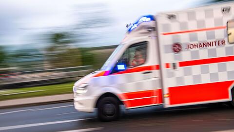 Ein Rettungswagen auf Einsatzfahrt.