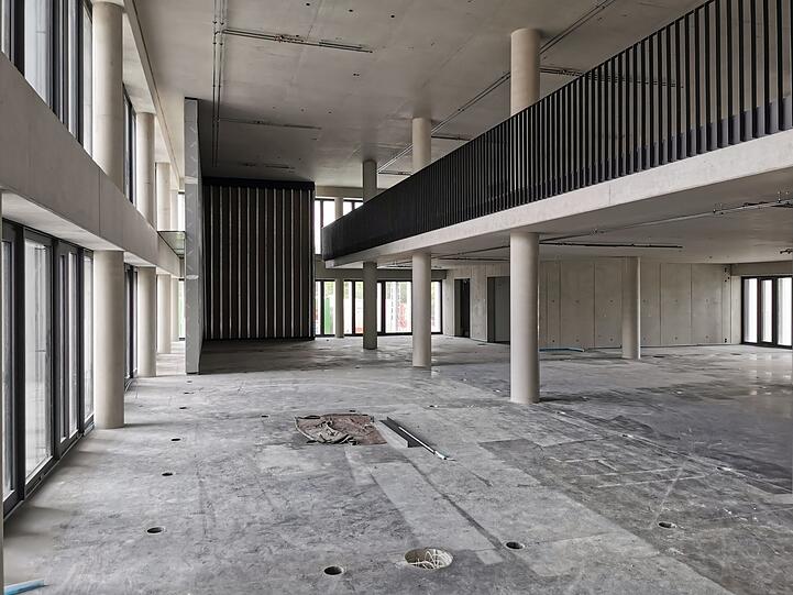 Noch einmal 1600 Quadratmeter für die Kunst - so schaut's derzeit noch im Neubau neben dem historischen Kraftwerksgebäude des Bergson aus. Bis 12. Juli ist noch einiges zu tun.