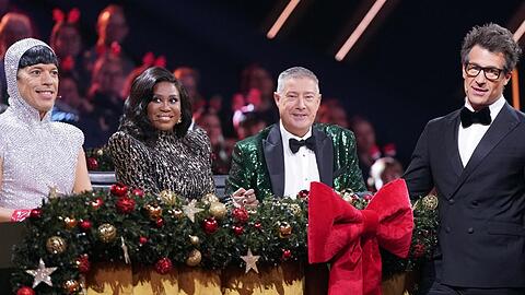 In der Jury der Weihnachtsshow sitzt das bekannte "Let's Dance" Trio (v.li.) Motsi Mabuse, Jorge González und Joachim Llambi - hier neben Moderator Daniel Hartwich.