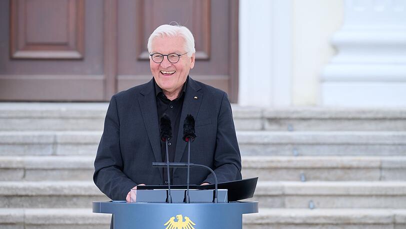 Der Bundespräsident sichtlich gut gelaunt bei einer Kunst-Veranstaltung in Berlin. Mal sehen, wie seine Laune sein wird bei der Gamescom im August. Der Bundespräsident sichtlich gut gelaunt bei einer Kunst-Veranstaltung in Berlin. Mal sehen, wie seine Laune sein wird bei der Gamescom im August.