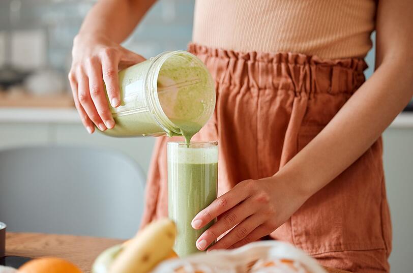Danach kommen ein halber Teel&ouml;ffel Vanillepaste, 175 Milliliter Kefir, eine Handvoll Eisw&uuml;rfel und etwas Wasser dazu. Alles wird dann zu einer cremigen und schaumigen Konsistenz gemixt. Ein Tipp f&uuml;r alle, die es s&uuml;&szlig;er m&ouml;gen oder gerade erst mit Matcha anfangen: Eine reife Banane, ein halber Teel&ouml;ffel Matcha und 200 Milliliter Milch oder Pflanzendrink ergeben einen cremigen Smoothie, der mild schmeckt und kaum bitter wirkt.