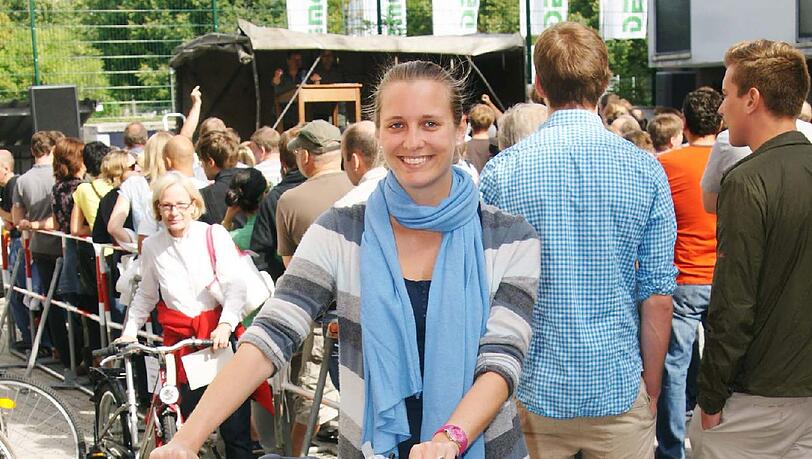 Rote Farbe und Retro-Look – das mag die Münchner Studentin Julia Nüsslein (24) an ihrem neuen Radl. 145 Euro hat sie dafür bei der Fahrradversteigerung des Fundbüros geboten und den Zuschlag erhalten. Nüsslein hatte ihren roten Retro-Favoriten schnell gefunden. Dass sie am Ende 40 Euro mehr als geplant ausgab – egal. „Toll, dass ich es bekommen habe.“ Rote Farbe und Retro-Look – das mag die Münchner Studentin Julia Nüsslein (24) an ihrem neuen Radl. 145 Euro hat sie dafür bei der Fahrradversteigerung des Fundbüros geboten und den Zuschlag erhalten. Nüsslein hatte ihren roten Retro-Favoriten schnell gefunden. Dass sie am Ende 40 Euro mehr als geplant ausgab – egal. „Toll, dass ich es bekommen habe.“
