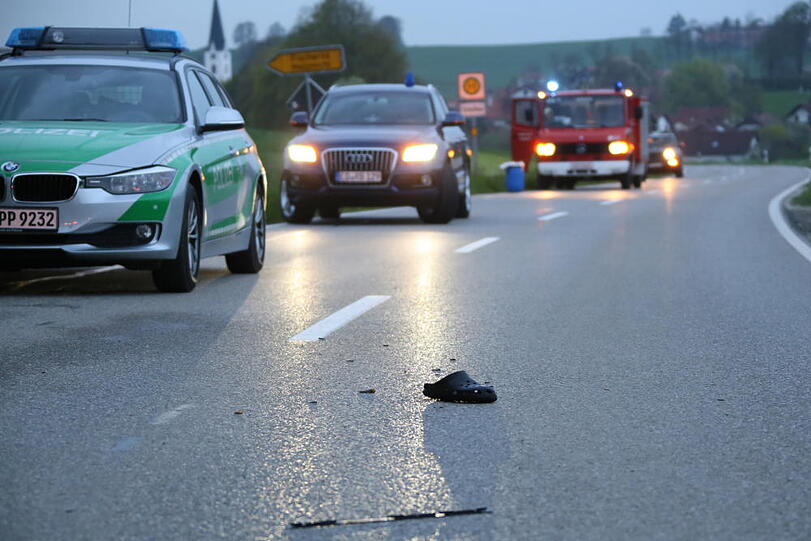 Tragisches Ende einer Partynacht: Ein Mann schlief auf der Straße ein und wurde überfahren. Bilder vom Unfallort.