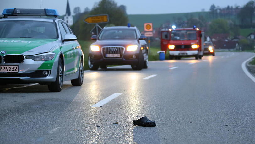 Tragisches Ende einer Partynacht: Ein Mann schlief auf der Straße ein und wurde überfahren. Bilder vom Unfallort. Tragisches Ende einer Partynacht: Ein Mann schlief auf der Straße ein und wurde überfahren. Bilder vom Unfallort.