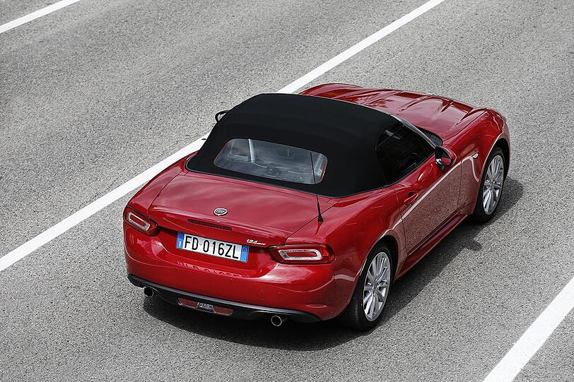 Als Verdeck dient beim Fiat 124 Spider eine knapp geschnittene Stoff-Kappe, die schnell per Hand geöffnet und geschlossen werden kann.