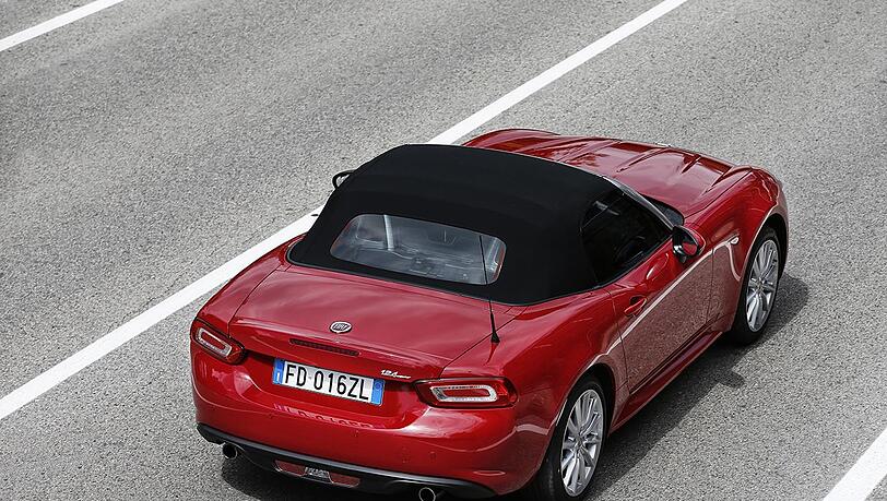 Als Verdeck dient beim Fiat 124 Spider eine knapp geschnittene Stoff-Kappe, die schnell per Hand geöffnet und geschlossen werden kann. Als Verdeck dient beim Fiat 124 Spider eine knapp geschnittene Stoff-Kappe, die schnell per Hand geöffnet und geschlossen werden kann.