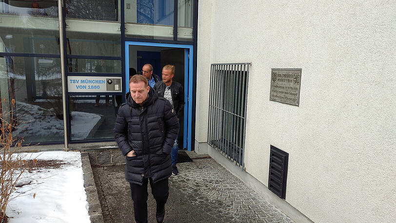 Christian Gytkjaer auf dem Vereinsgelände des TSV 1860 München. Möglicherweise der nächste Löwen-Neuzugang. Vorneweg sein Berater, im Hintergrund befindet sich 1860-Geschäftsführer Power.