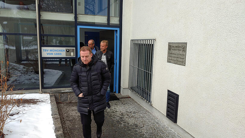 Christian Gytkjaer auf dem Vereinsgelände des TSV 1860 München. Möglicherweise der nächste Löwen-Neuzugang. Vorneweg sein Berater, im Hintergrund befindet sich 1860-Geschäftsführer Power. Christian Gytkjaer auf dem Vereinsgelände des TSV 1860 München. Möglicherweise der nächste Löwen-Neuzugang. Vorneweg sein Berater, im Hintergrund befindet sich 1860-Geschäftsführer Power.