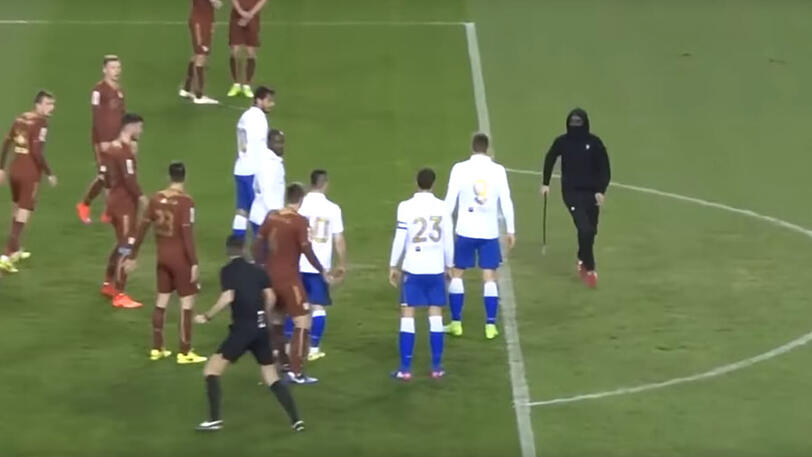 Gehört nicht auf den Fußballplatz: Ein Hooligan mit Eisenstange.