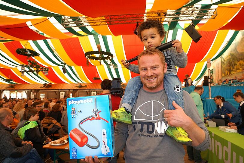 Gernot Fischer hat für seinen Sohn Maddox  Plaympobil für 45 Euro ersteigert.