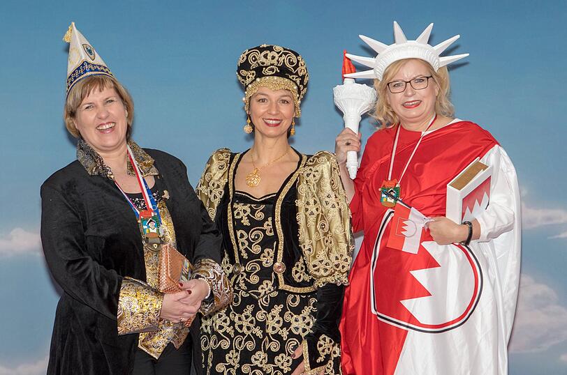 Petra aus Sonthofen (Präsidentin der Närrischen Gemeinschaft), Ulrike Müller (Europaabgeordnete) und Gabi Schmidt von den Freien Wählern.