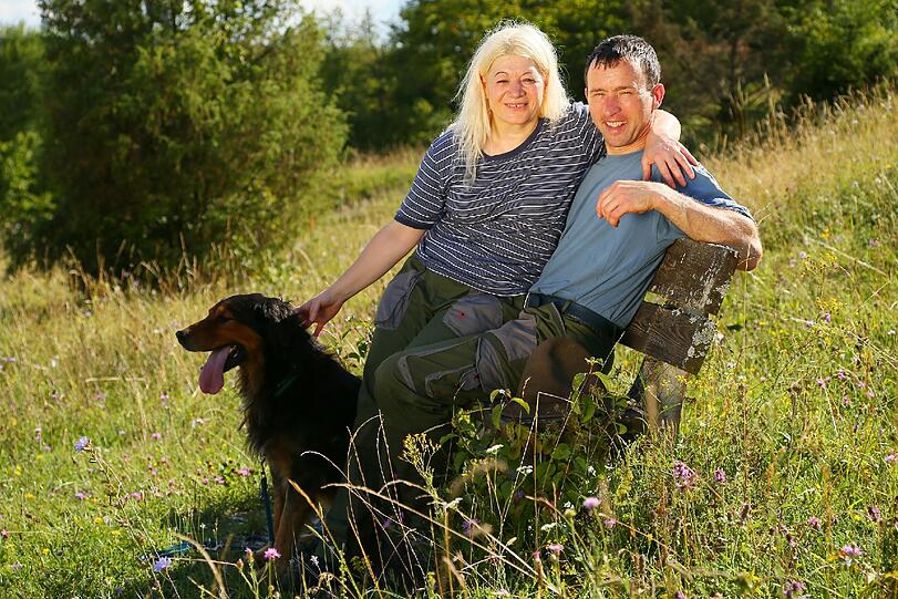 Heike (40+) und Schäfer Rainer (41) aus Bayern während der Hofwoche. Hund Jack weicht den beiden nicht von der Seite.