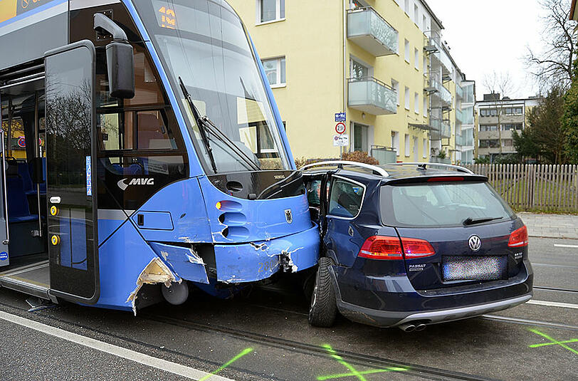 Bei dem Unfall wurden Tram und Auto schwer beschädigt.