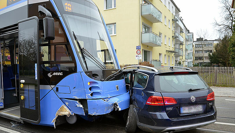 Bei dem Unfall wurden Tram und Auto schwer beschädigt. Bei dem Unfall wurden Tram und Auto schwer beschädigt.