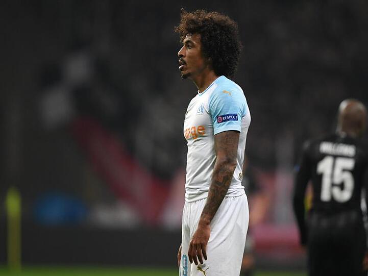 Marseille Luiz Gustavo (l) sorgte mit einem Eigentor zum 2:0 für die Eintracht.