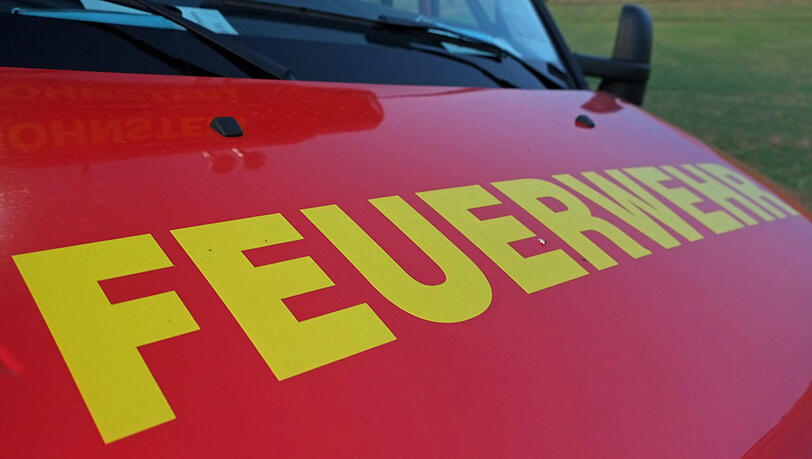 Die eintreffenden Einsatzkräfte stellten schnell fest, dass ein Campingfahrzeug auf der Seite auf dem Standstreifen lag, der Fahrer jedoch bereits am Straßenrand stand. (Symbolbild)