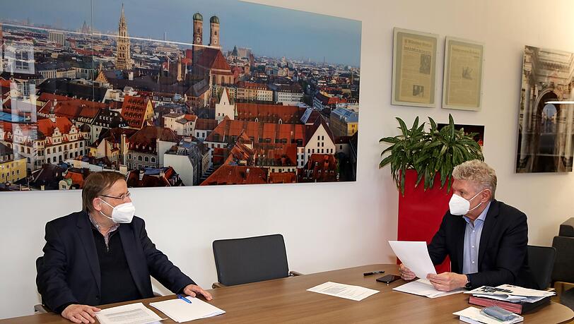 Münchens Oberbürgermeister Dieter hat sich am Montag mit DFB-Vizepräsident Rainer Koch getroffen. Münchens Oberbürgermeister Dieter hat sich am Montag mit DFB-Vizepräsident Rainer Koch getroffen.