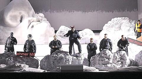 Dmitri Schostakowitschs Oper "Die Nase" in der Inszenierung von Kirill Serebrennikov im Nationaltheater.