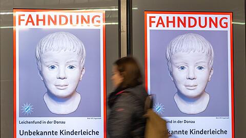 Fahndungsplakat mit dem rekonstruierten Bild des toten Jungen.