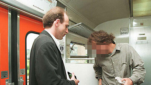 Fahrschein-Kontrolle in der Münchner S-Bahn: Motivbbild Fahrschein-Kontrolle in der Münchner S-Bahn: Motivbbild