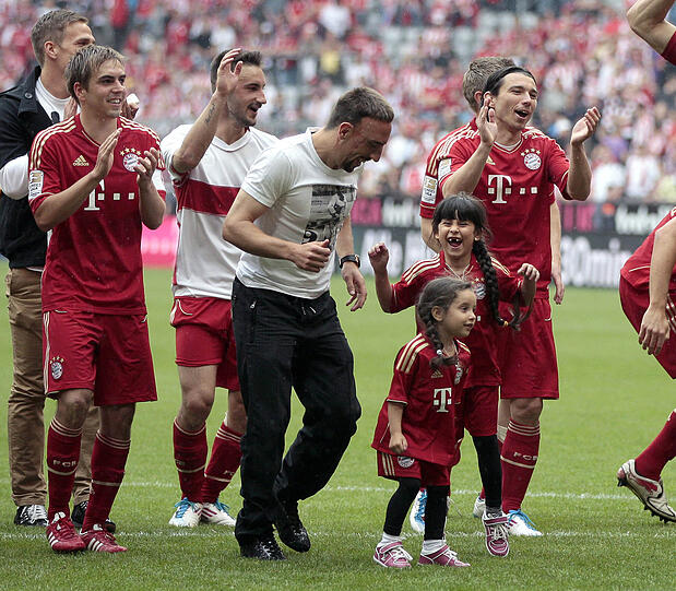 Ein Tänzchen mit den Kleinen: Der gesperrte Franck Ribéry mit seinen Töchtern Hiziya (5) und Shahinez (2). Kind Nummer drei, ein Junge, ist untwerwegs.