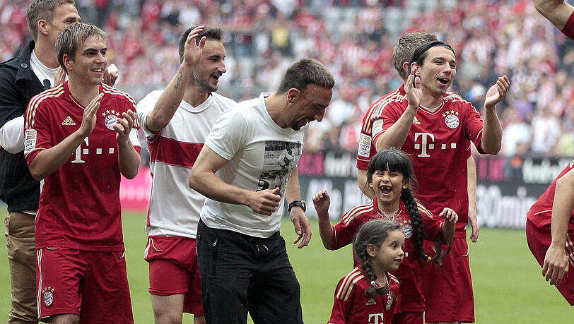 Ein Tänzchen mit den Kleinen: Der gesperrte Franck Ribéry mit seinen Töchtern Hiziya (5) und Shahinez (2). Kind Nummer drei, ein Junge, ist untwerwegs. Ein Tänzchen mit den Kleinen: Der gesperrte Franck Ribéry mit seinen Töchtern Hiziya (5) und Shahinez (2). Kind Nummer drei, ein Junge, ist untwerwegs.
