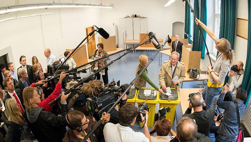Der SPD-Spitzenkandidat Christian Ude bei der Wahl in Schwabing. Der SPD-Spitzenkandidat Christian Ude bei der Wahl in Schwabing.