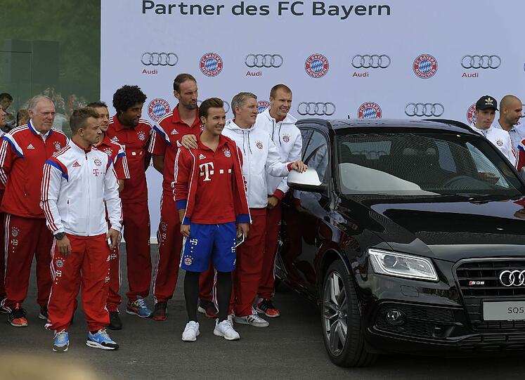 Die Bayern-Stars mit ihren neuen Dienstwagen.