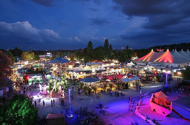 Tollwood-Festival am Abend: Vom 29. Juni bis 24. Juli wird auf dem Gelände am Olympiapark ausgelassen gefeiert.