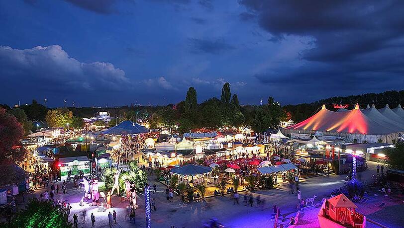 Tollwood-Festival am Abend: Vom 29. Juni bis 24. Juli wird auf dem Gelände am Olympiapark ausgelassen gefeiert. Tollwood-Festival am Abend: Vom 29. Juni bis 24. Juli wird auf dem Gelände am Olympiapark ausgelassen gefeiert.