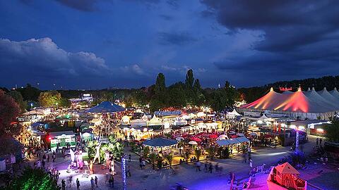 Tollwood-Festival am Abend: Vom 29. Juni bis 24. Juli wird auf dem Gelände am Olympiapark ausgelassen gefeiert.