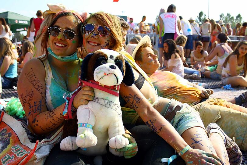 Bunter geht nicht: Das Holi One Color Festival in Riem. Die Bilder.